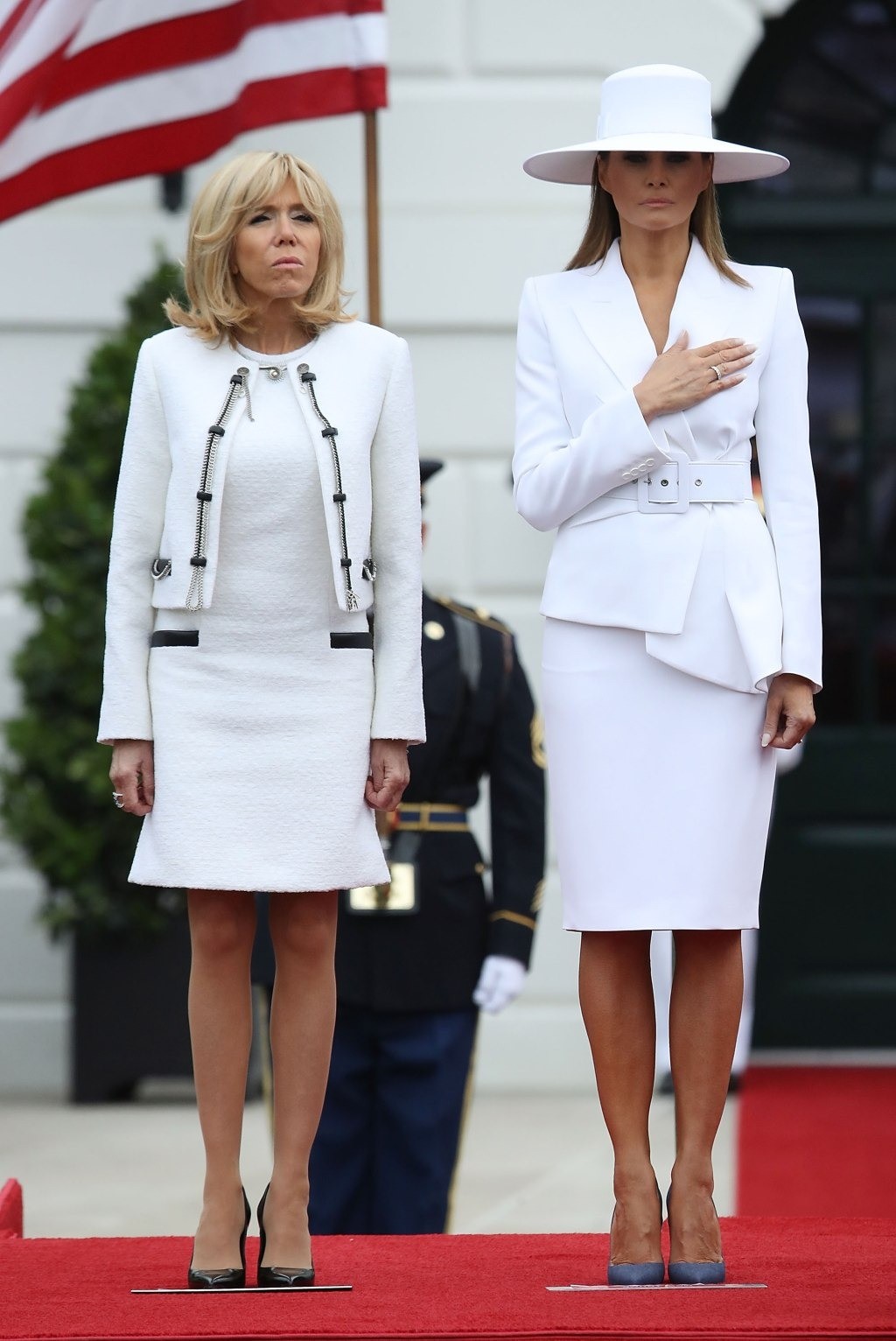 Phong cách sang chảnh của Đệ nhất Phu nhân Pháp Brigitte Macron: 72 tuổi nhưng mặc đồ nhiều người muốn học theo- Ảnh 9. Phong cách sang chảnh của Đệ nhất Phu nhân Pháp Brigitte Macron: 72 tuổi nhưng mặc đồ nhiều người muốn học theo- Ảnh 9.