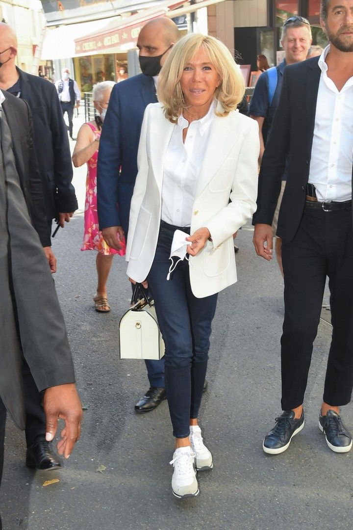Phong cách sang chảnh của Đệ nhất Phu nhân Pháp Brigitte Macron: 72 tuổi nhưng mặc đồ nhiều người muốn học theo- Ảnh 30. Phong cách sang chảnh của Đệ nhất Phu nhân Pháp Brigitte Macron: 72 tuổi nhưng mặc đồ nhiều người muốn học theo- Ảnh 30.