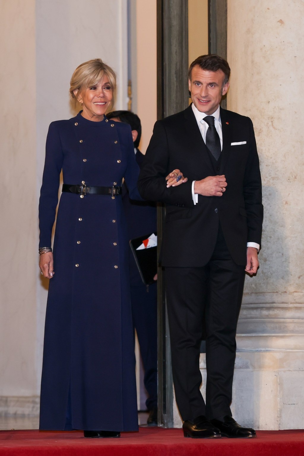 Phong cách sang chảnh của Đệ nhất Phu nhân Pháp Brigitte Macron: 72 tuổi nhưng mặc đồ nhiều người muốn học theo- Ảnh 16. Phong cách sang chảnh của Đệ nhất Phu nhân Pháp Brigitte Macron: 72 tuổi nhưng mặc đồ nhiều người muốn học theo- Ảnh 16.