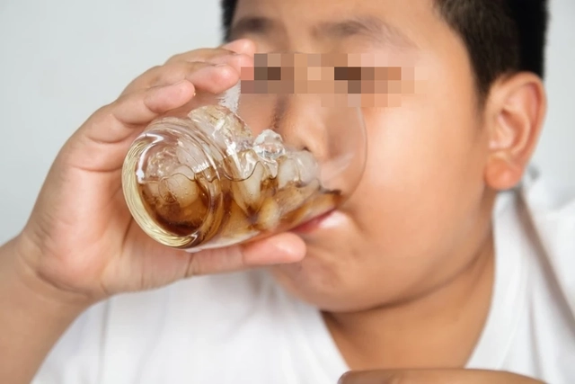 Cậu bé 4 tuổi đã khổ sở vì tiểu đường, người mẹ òa khóc nức nở sau khi bác sĩ nói 1 câu: “Tất cả tại gia đình” - Ảnh 2. Cậu bé 4 tuổi đã khổ sở vì tiểu đường, người mẹ òa khóc nức nở sau khi bác sĩ nói 1 câu: “Tất cả tại gia đình” - Ảnh 2.