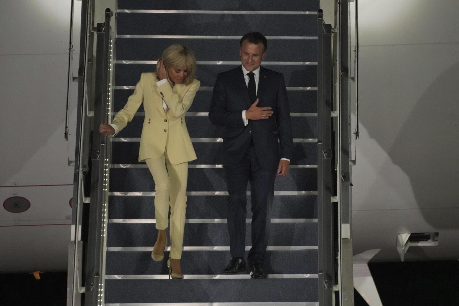 Phong cách sang chảnh của Đệ nhất Phu nhân Pháp Brigitte Macron: 72 tuổi nhưng mặc đồ nhiều người muốn học theo- Ảnh 29. Phong cách sang chảnh của Đệ nhất Phu nhân Pháp Brigitte Macron: 72 tuổi nhưng mặc đồ nhiều người muốn học theo- Ảnh 29.