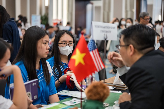 Mỹ dừng cấp mới visa du học, nhiều học sinh Việt 'như chim vỡ tổ' - Ảnh 1. Mỹ dừng cấp mới visa du học, nhiều học sinh Việt 'như chim vỡ tổ' - Ảnh 1.