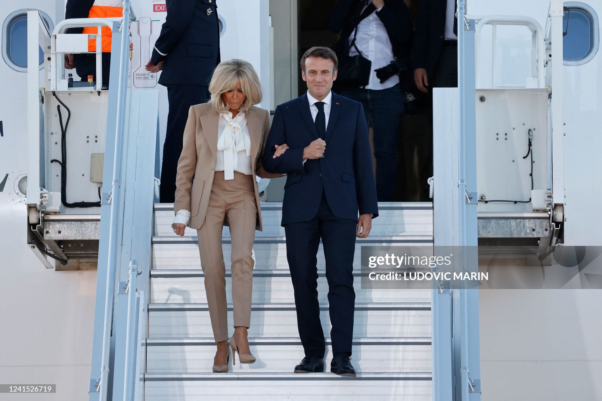 Phong cách sang chảnh của Đệ nhất Phu nhân Pháp Brigitte Macron: 72 tuổi nhưng mặc đồ nhiều người muốn học theo- Ảnh 25. Phong cách sang chảnh của Đệ nhất Phu nhân Pháp Brigitte Macron: 72 tuổi nhưng mặc đồ nhiều người muốn học theo- Ảnh 25.