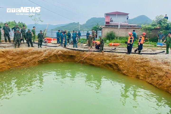 Thông tin mới nhất vụ người đi xe máy lao xuống 'hố tử thần' sâu 10m ở Bắc Kạn - Ảnh 2. Thông tin mới nhất vụ người đi xe máy lao xuống 'hố tử thần' sâu 10m ở Bắc Kạn - Ảnh 2.
