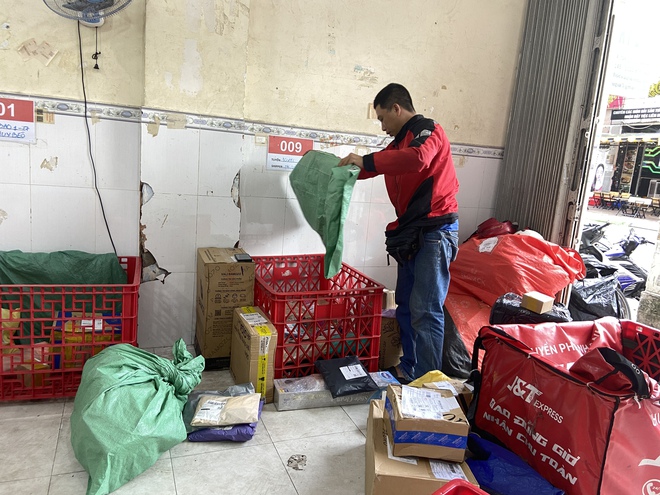 Gặp gỡ nam shipper leo ban công giải cứu bé trai 18 tháng tuổi ở TP.HCM: "Nghe bé khóc mà mình xót, vì mình cũng có con nhỏ" - Ảnh 5. Gặp gỡ nam shipper leo ban công giải cứu bé trai 18 tháng tuổi ở TP.HCM: "Nghe bé khóc mà mình xót, vì mình cũng có con nhỏ" - Ảnh 5.