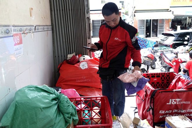 Gặp gỡ nam shipper leo ban công giải cứu bé trai 18 tháng tuổi ở TP.HCM: "Nghe bé khóc mà mình xót, vì mình cũng có con nhỏ" - Ảnh 4. Gặp gỡ nam shipper leo ban công giải cứu bé trai 18 tháng tuổi ở TP.HCM: "Nghe bé khóc mà mình xót, vì mình cũng có con nhỏ" - Ảnh 4.