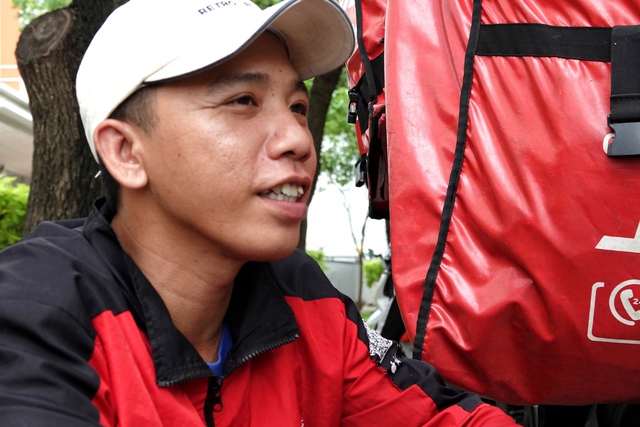 Gặp gỡ nam shipper leo ban công giải cứu bé trai 18 tháng tuổi ở TP.HCM: "Nghe bé khóc mà mình xót, vì mình cũng có con nhỏ" - Ảnh 2. Gặp gỡ nam shipper leo ban công giải cứu bé trai 18 tháng tuổi ở TP.HCM: "Nghe bé khóc mà mình xót, vì mình cũng có con nhỏ" - Ảnh 2.
