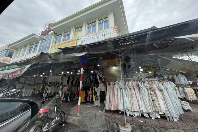 Cảnh tượng không tưởng tại "thủ phủ thời trang" lớn nhất miền Bắc - Ảnh 9. Cảnh tượng không tưởng tại "thủ phủ thời trang" lớn nhất miền Bắc - Ảnh 9.