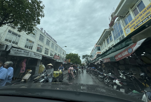 Cảnh tượng không tưởng tại "thủ phủ thời trang" lớn nhất miền Bắc - Ảnh 3. Cảnh tượng không tưởng tại "thủ phủ thời trang" lớn nhất miền Bắc - Ảnh 3.
