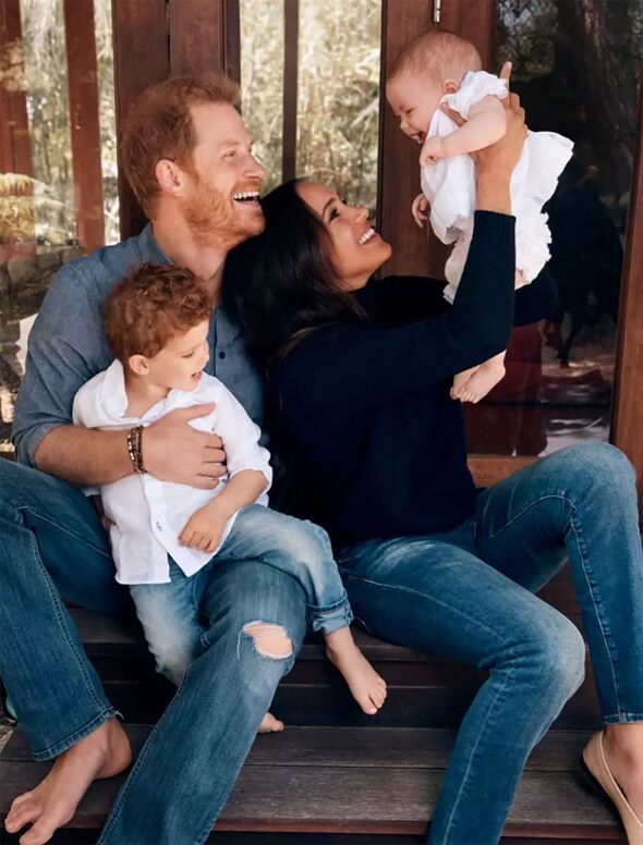 Nếu còn sống, Vương phi Diana sẽ nghĩ gì về Meghan Markle?- Ảnh 2. Nếu còn sống, Vương phi Diana sẽ nghĩ gì về Meghan Markle?- Ảnh 2.