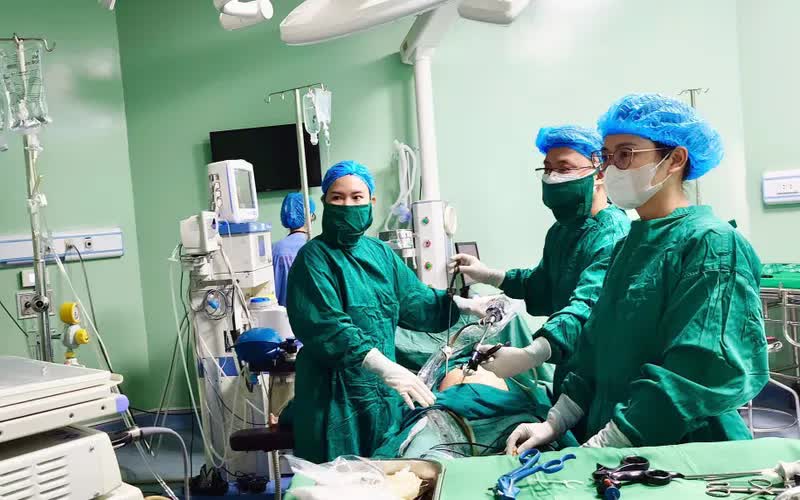 Mang thai 26 tuần, sản phụ ph&aacute;t hiện u chứa răng t&oacute;c trong bụng - Ảnh 1.