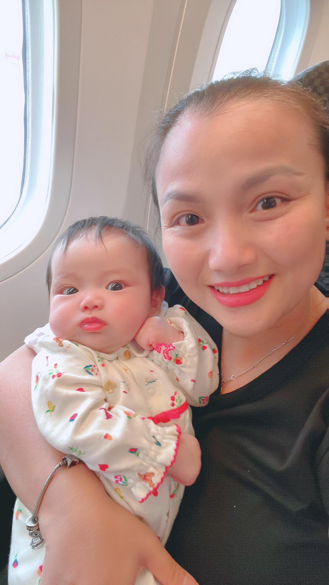 Quỳnh Trần JP đưa con gái mới sinh về thăm quê ngoại, hội bỉm sữa xuýt xoa vì bé giống hệt mẹ ở điểm này- Ảnh 3. Quỳnh Trần JP đưa con gái mới sinh về thăm quê ngoại, hội bỉm sữa xuýt xoa vì bé giống hệt mẹ ở điểm này- Ảnh 3.