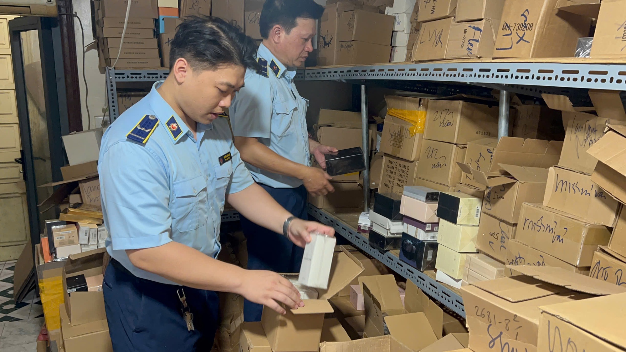 Phát hiện kho chứa hàng nghìn chai nước hoa nghi giả mạo "hàng hiệu" giữa phố cổ Hà Nội - Ảnh 1. Phát hiện kho chứa hàng nghìn chai nước hoa nghi giả mạo "hàng hiệu" giữa phố cổ Hà Nội - Ảnh 1.