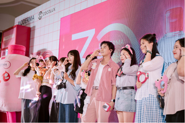 Bioderma x Cocolux: Cùng Bùi Công Nam trải nghiệm làm đẹp đậm chất Gen Z tại sân khấu Mê-Cellar Studio, Hà Nội - Ảnh 3. Bioderma x Cocolux: Cùng Bùi Công Nam trải nghiệm làm đẹp đậm chất Gen Z tại sân khấu Mê-Cellar Studio, Hà Nội - Ảnh 3.
