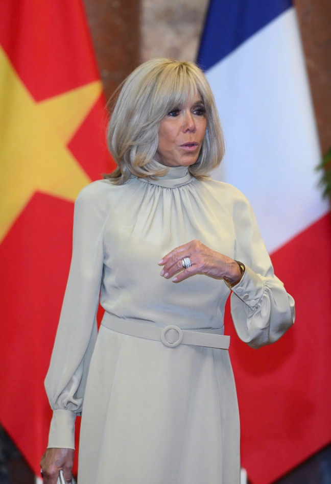 Phong cách sang chảnh của Đệ nhất Phu nhân Pháp Brigitte Macron: 72 tuổi nhưng mặc đồ nhiều người muốn học theo- Ảnh 2. Phong cách sang chảnh của Đệ nhất Phu nhân Pháp Brigitte Macron: 72 tuổi nhưng mặc đồ nhiều người muốn học theo- Ảnh 2.