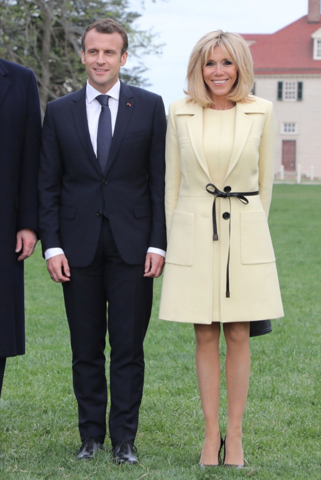 Phong cách sang chảnh của Đệ nhất Phu nhân Pháp Brigitte Macron: 72 tuổi nhưng mặc đồ nhiều người muốn học theo- Ảnh 8. Phong cách sang chảnh của Đệ nhất Phu nhân Pháp Brigitte Macron: 72 tuổi nhưng mặc đồ nhiều người muốn học theo- Ảnh 8.