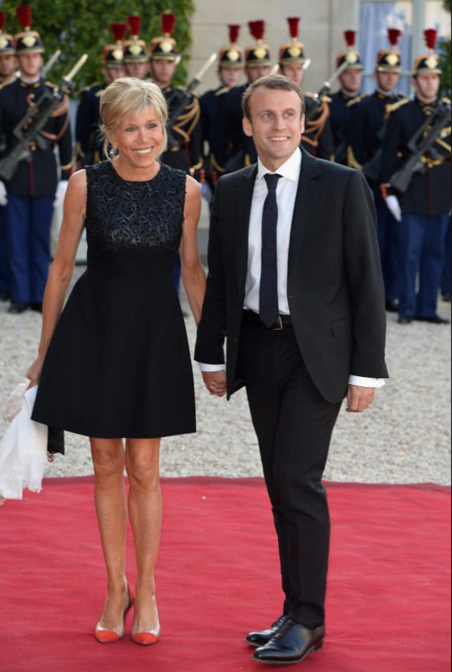 Phong cách sang chảnh của Đệ nhất Phu nhân Pháp Brigitte Macron: 72 tuổi nhưng mặc đồ nhiều người muốn học theo- Ảnh 15. Phong cách sang chảnh của Đệ nhất Phu nhân Pháp Brigitte Macron: 72 tuổi nhưng mặc đồ nhiều người muốn học theo- Ảnh 15.
