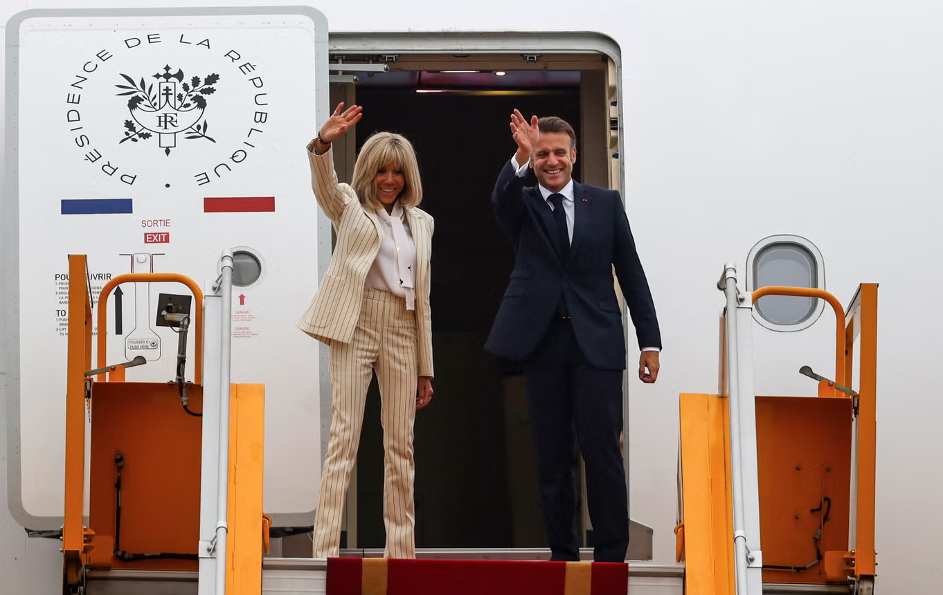 Phong cách sang chảnh của Đệ nhất Phu nhân Pháp Brigitte Macron: 72 tuổi nhưng mặc đồ nhiều người muốn học theo- Ảnh 24. Phong cách sang chảnh của Đệ nhất Phu nhân Pháp Brigitte Macron: 72 tuổi nhưng mặc đồ nhiều người muốn học theo- Ảnh 24.
