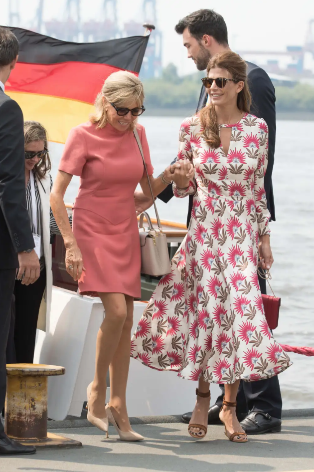 Phong cách sang chảnh của Đệ nhất Phu nhân Pháp Brigitte Macron: 72 tuổi nhưng mặc đồ nhiều người muốn học theo- Ảnh 23. Phong cách sang chảnh của Đệ nhất Phu nhân Pháp Brigitte Macron: 72 tuổi nhưng mặc đồ nhiều người muốn học theo- Ảnh 23.