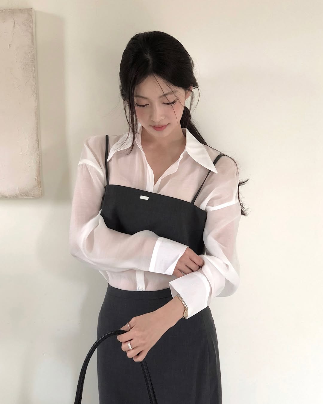 Thời tiết mát mẻ, tranh thủ diện ngay sơ mi vải voan vừa mỏng mát lại dễ mix đủ kiểu - Ảnh 3.