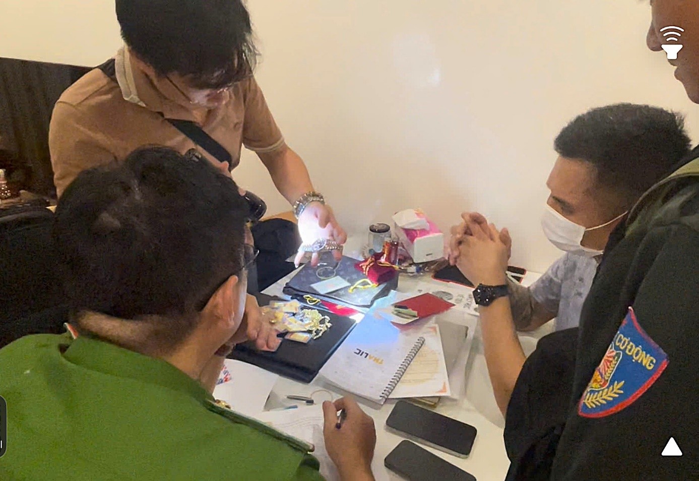 Nóng: Khám xét, bắt khẩn cấp các "ông trùm" trong đường dây tiền ảo “siêu khủng” gần 10.000 tỷ đồng - Ảnh 1. Nóng: Khám xét, bắt khẩn cấp các "ông trùm" trong đường dây tiền ảo “siêu khủng” gần 10.000 tỷ đồng - Ảnh 1.