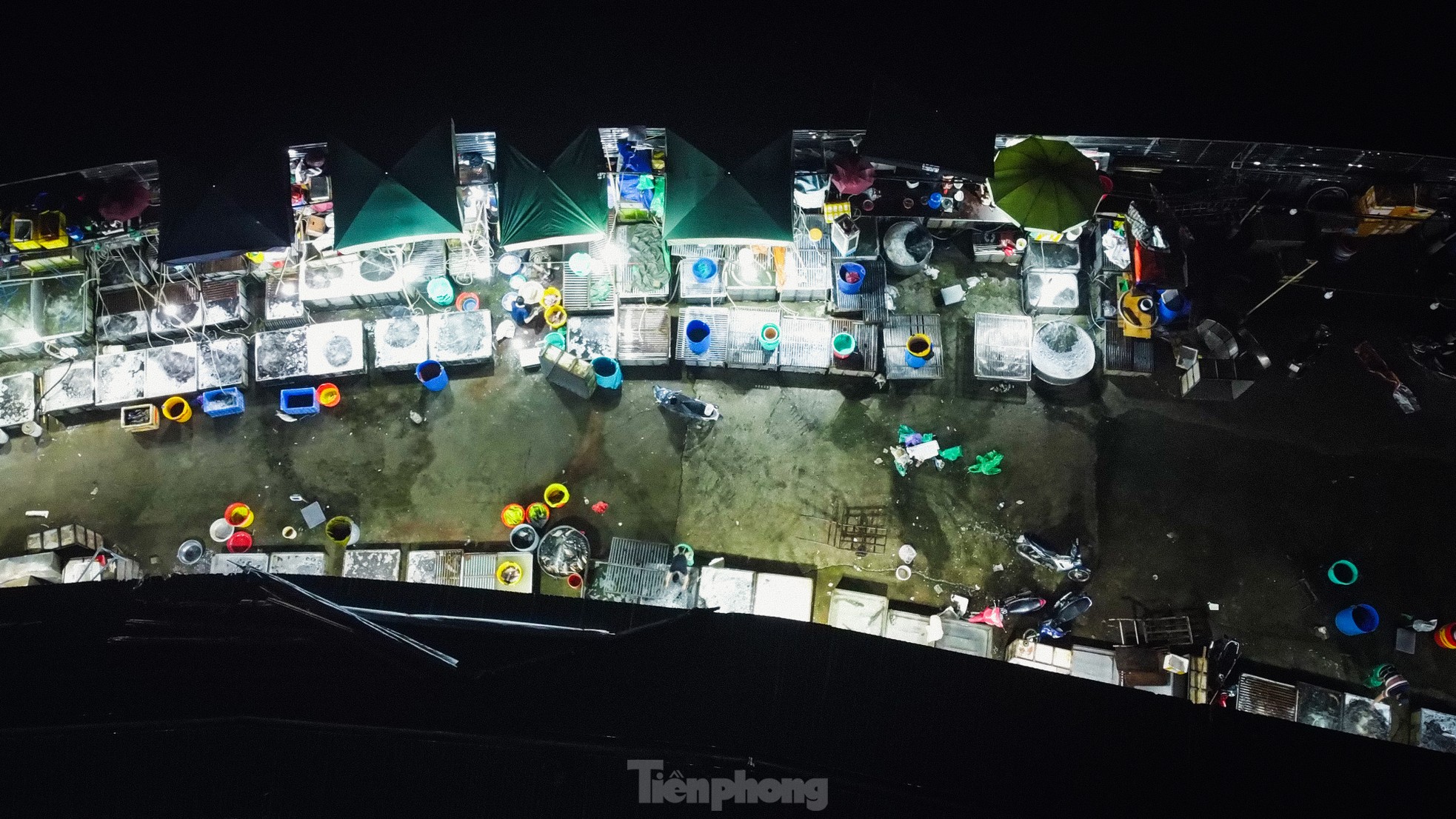 Chợ trái phép ở Hà Nội hơn 10 năm không ai biết: Vẫn hoạt động bất chấp lệnh giải toả - Ảnh 9. Chợ trái phép ở Hà Nội hơn 10 năm không ai biết: Vẫn hoạt động bất chấp lệnh giải toả - Ảnh 9.