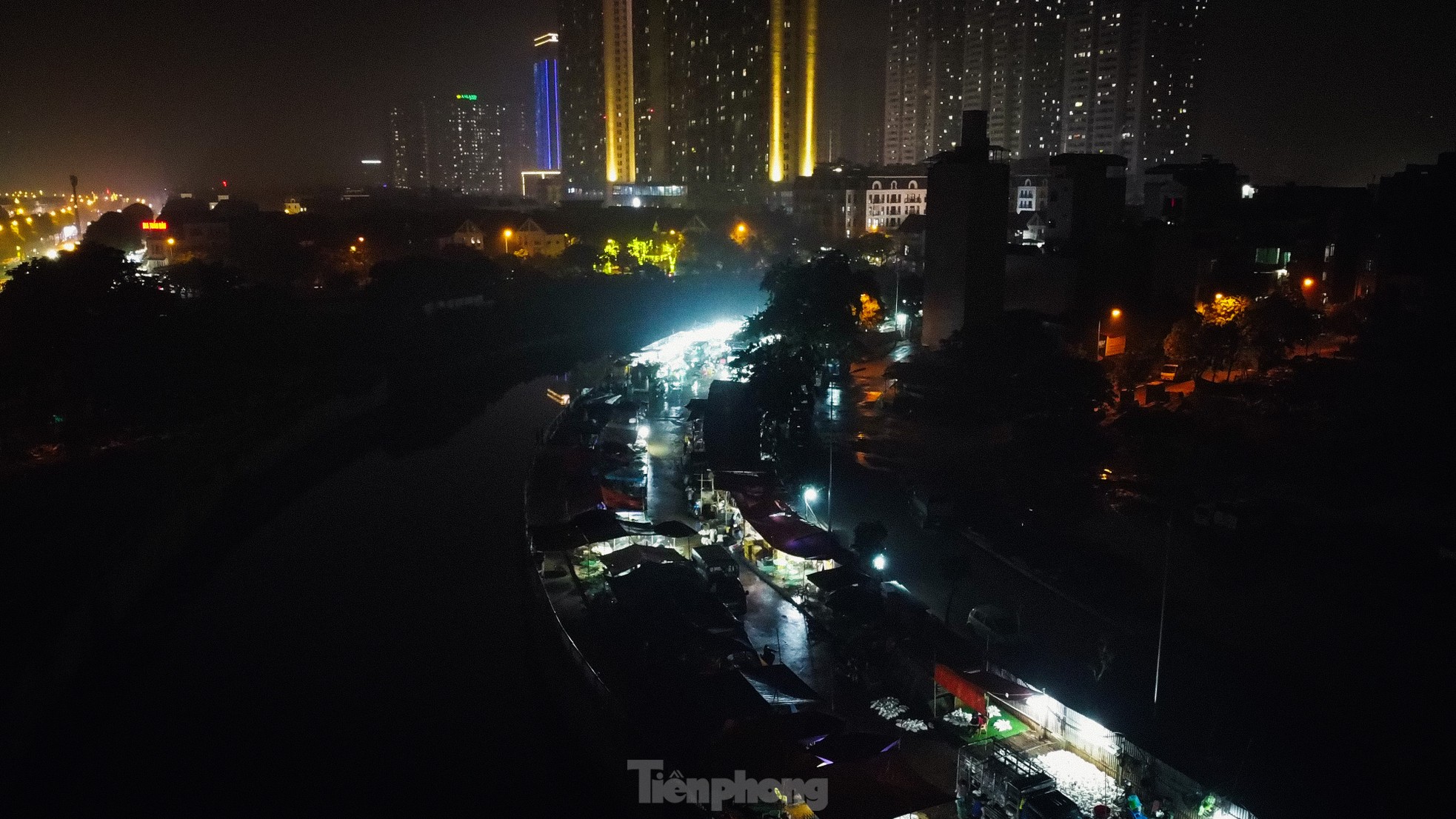 Chợ trái phép ở Hà Nội hơn 10 năm không ai biết: Vẫn hoạt động bất chấp lệnh giải toả - Ảnh 8. Chợ trái phép ở Hà Nội hơn 10 năm không ai biết: Vẫn hoạt động bất chấp lệnh giải toả - Ảnh 8.