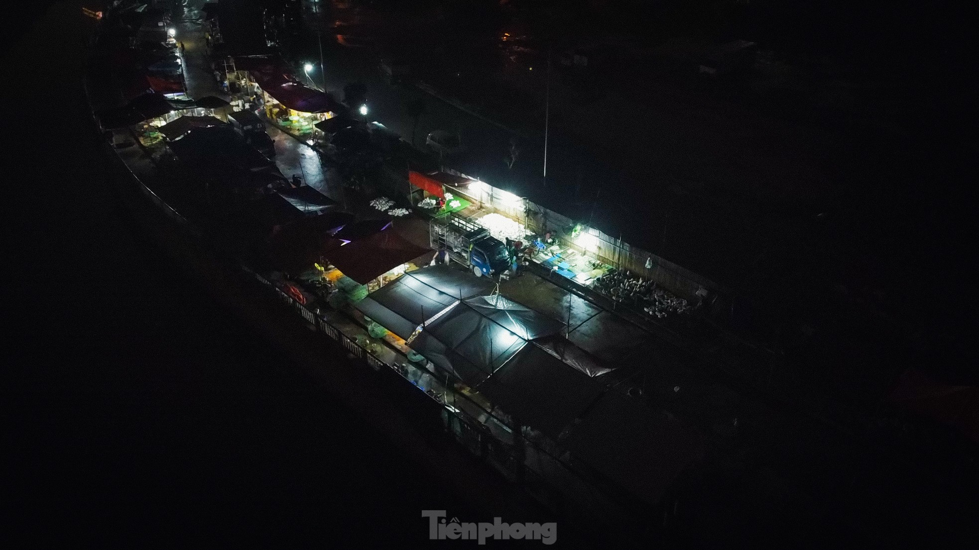 Chợ trái phép ở Hà Nội hơn 10 năm không ai biết: Vẫn hoạt động bất chấp lệnh giải toả - Ảnh 7. Chợ trái phép ở Hà Nội hơn 10 năm không ai biết: Vẫn hoạt động bất chấp lệnh giải toả - Ảnh 7.