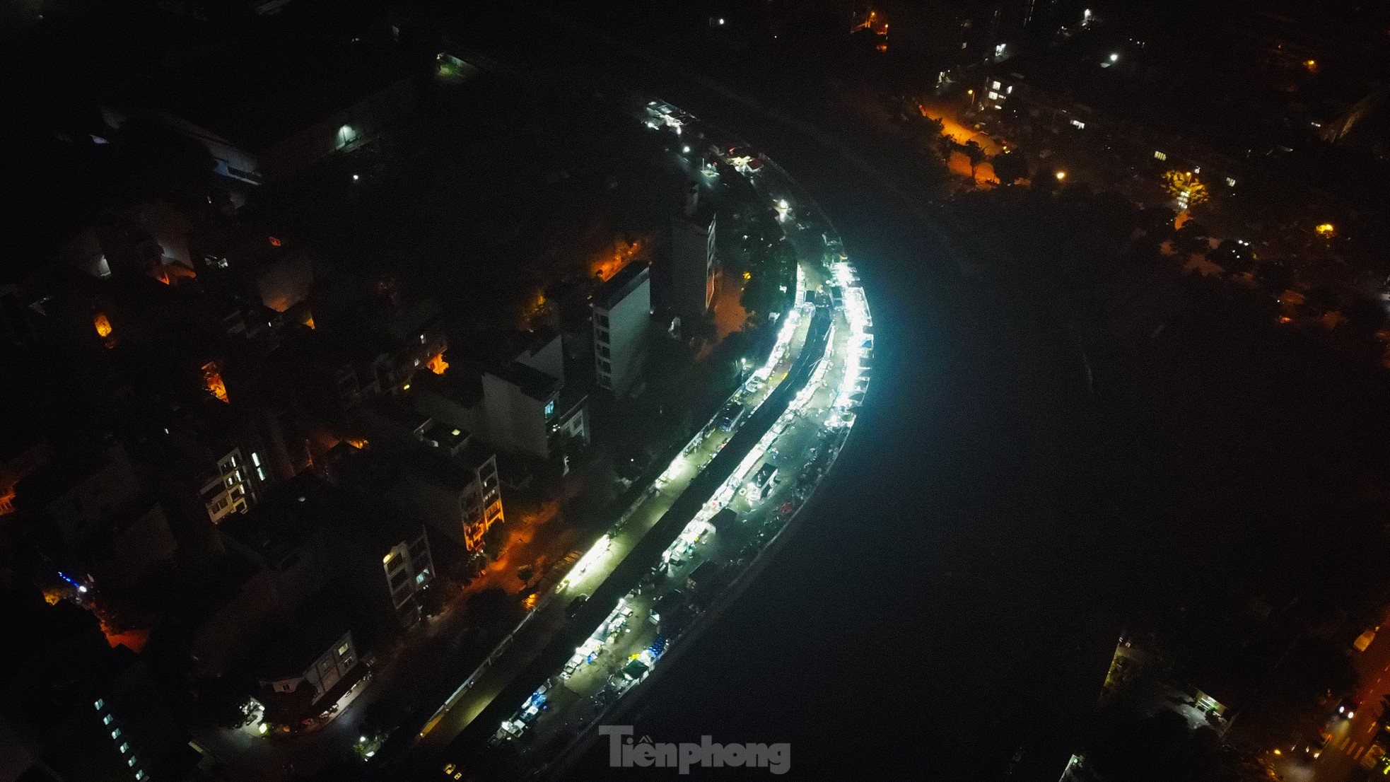 Chợ trái phép ở Hà Nội hơn 10 năm không ai biết: Vẫn hoạt động bất chấp lệnh giải toả - Ảnh 1. Chợ trái phép ở Hà Nội hơn 10 năm không ai biết: Vẫn hoạt động bất chấp lệnh giải toả - Ảnh 1.