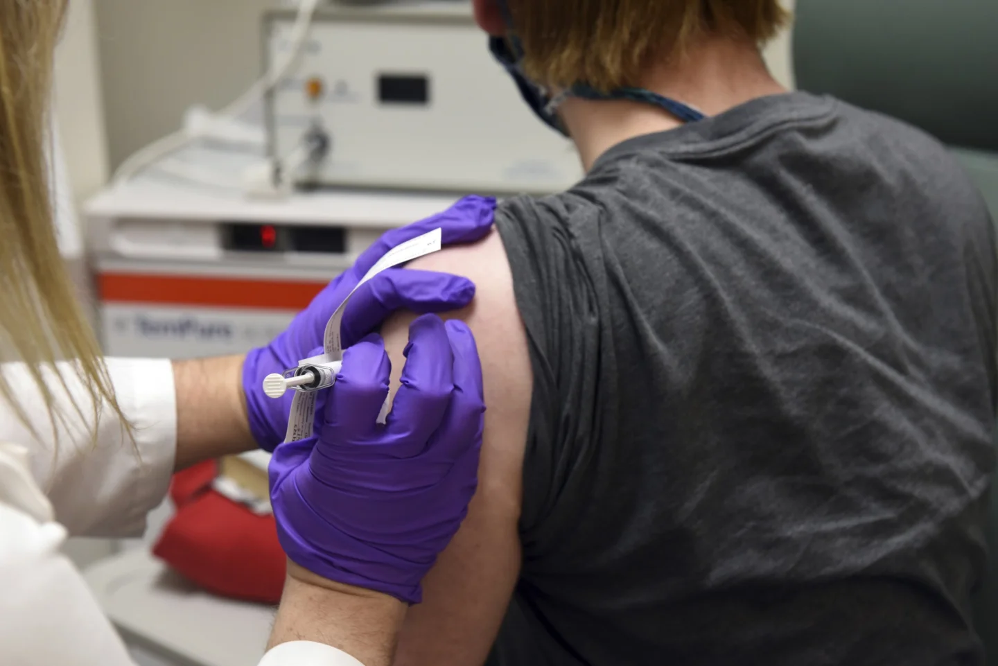 Mỹ bỏ khuyến cáo tiêm vaccine COVID-19 cho trẻ em và thai phụ khỏe mạnh - Ảnh 1. Mỹ bỏ khuyến cáo tiêm vaccine COVID-19 cho trẻ em và thai phụ khỏe mạnh - Ảnh 1.