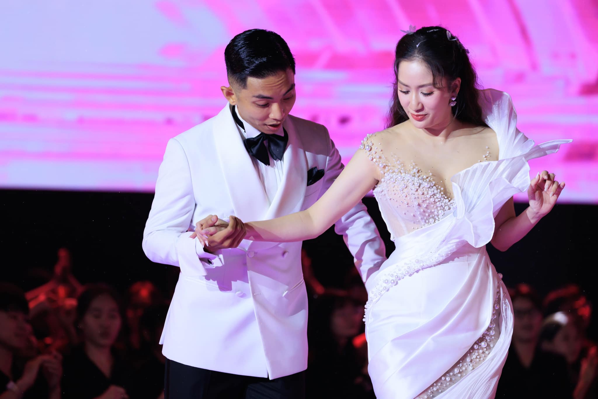 Đang nấu ăn, Khánh Thi bỗng nói 1 câu khiến Phan Hiển Đang nấu ăn, Khánh Thi bỗng nói 1 câu khiến Phan Hiển