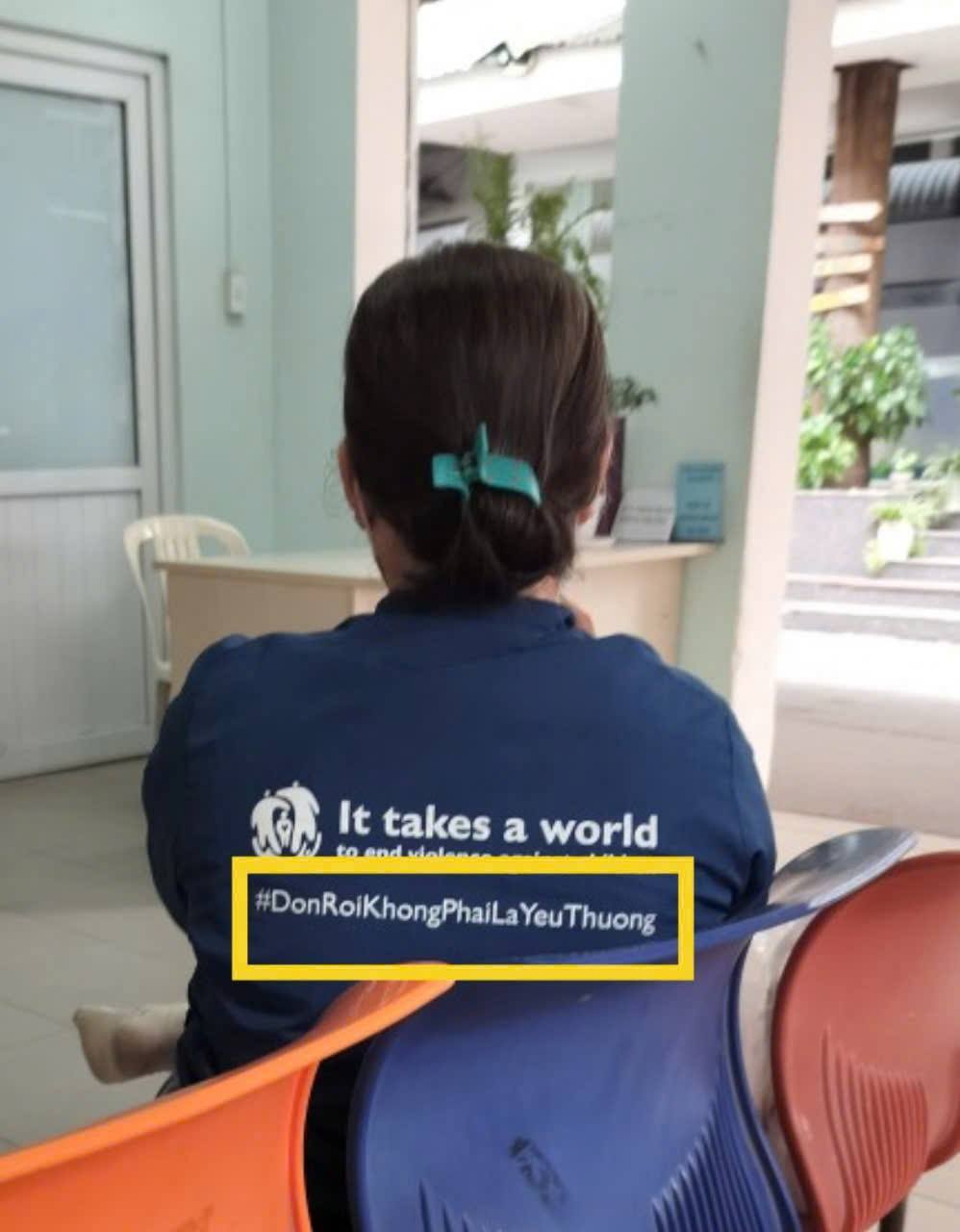 Đi khám bệnh, ông bố TP.HCM bất ngờ đọc dòng chữ sau lưng áo 1 bà mẹ: Nói thì hay, làm được mới quan trọng!- Ảnh 1. Đi khám bệnh, ông bố TP.HCM bất ngờ đọc dòng chữ sau lưng áo 1 bà mẹ: Nói thì hay, làm được mới quan trọng!- Ảnh 1.