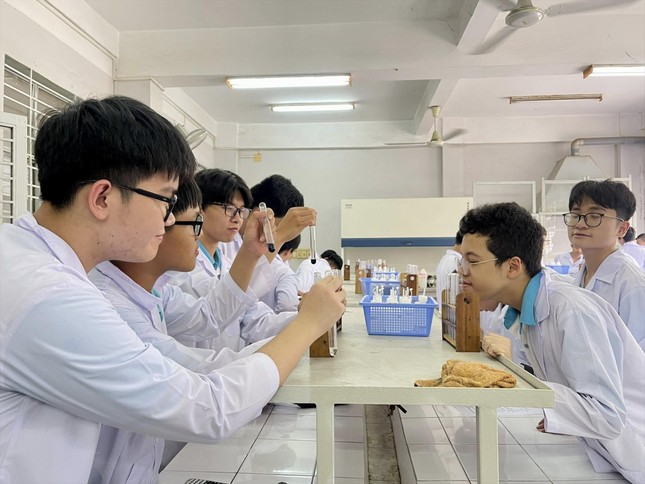 Tuyển sinh lớp 10 năm 2025: Thí sinh háo hức với môn Ngữ văn - Ảnh 1. Tuyển sinh lớp 10 năm 2025: Thí sinh háo hức với môn Ngữ văn - Ảnh 1.