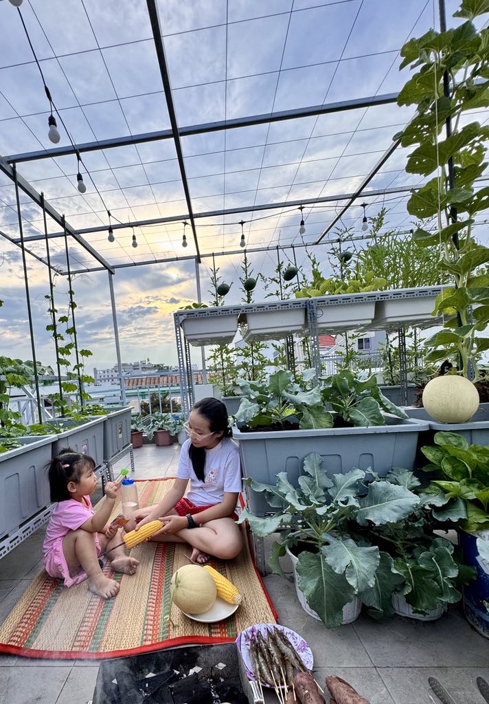Từ tay mơ đến bà chủ vườn chỉ sau 2 tháng: Mẹ trẻ bật mí 4 kinh nghiệm trồng rau sân thượng trĩu quả khiến ai cũng bất ngờ vì “quá dễ” - Ảnh 11.