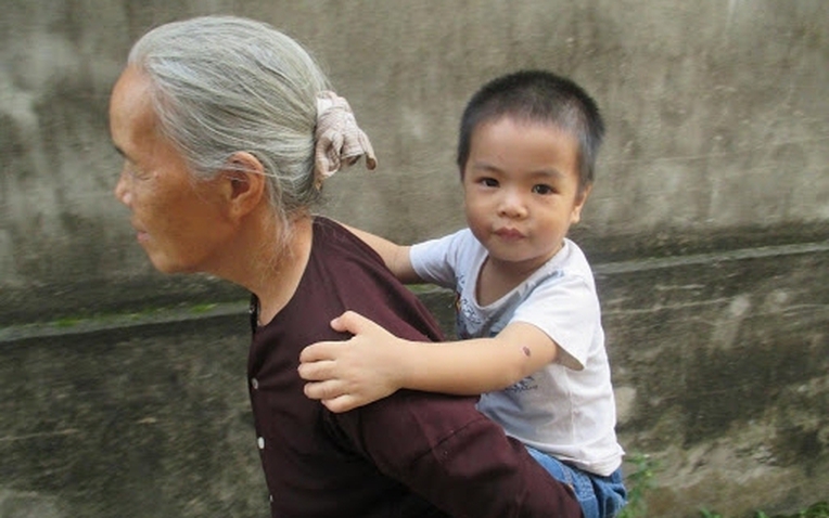 ai-4-ly-do-ba-ngoai-rat-quan-trong-trong-viec-phat-trien-cua-tre-17484973546641102887875-26-0-346-512-crop-1748497359127127899156-1748506568783-1748506569076299795971.jpg