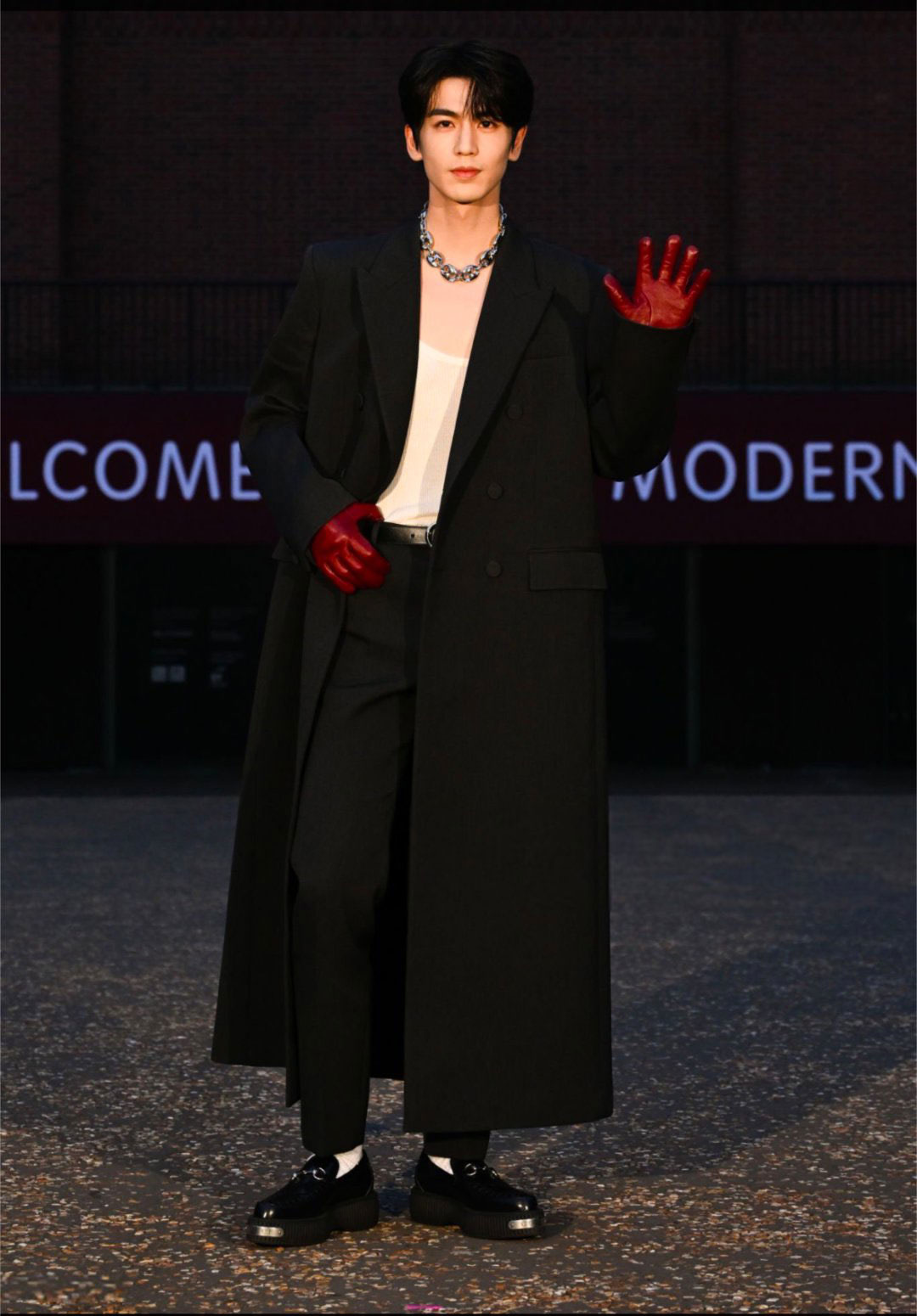 ang-hach-vuong-so-nhien-ta-dinh-phong-do-bo-show-gucci-cruise-2025-3-1748410872934889802474-1748421748222-17484217483422072732721-1748487100246-1748487107018454101800.jpg