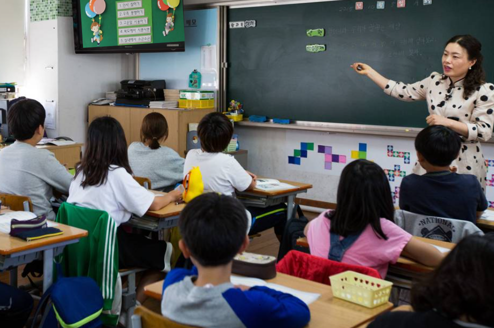 Cô giáo mỉa mai học sinh "đội sổ" trong buổi họp phụ huynh, người mẹ đáp gọn một câu khiến cả phòng chết lặng vì xấu hổ - Ảnh 1. Cô giáo mỉa mai học sinh "đội sổ" trong buổi họp phụ huynh, người mẹ đáp gọn một câu khiến cả phòng chết lặng vì xấu hổ - Ảnh 1.