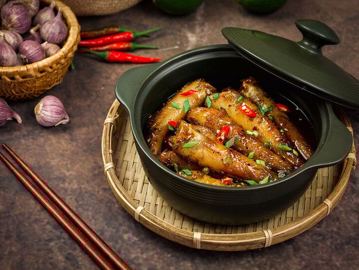 Vì sao cá kho hai lửa ngon hơn nấu một lần? - Ảnh 1. Vì sao cá kho hai lửa ngon hơn nấu một lần? - Ảnh 1.