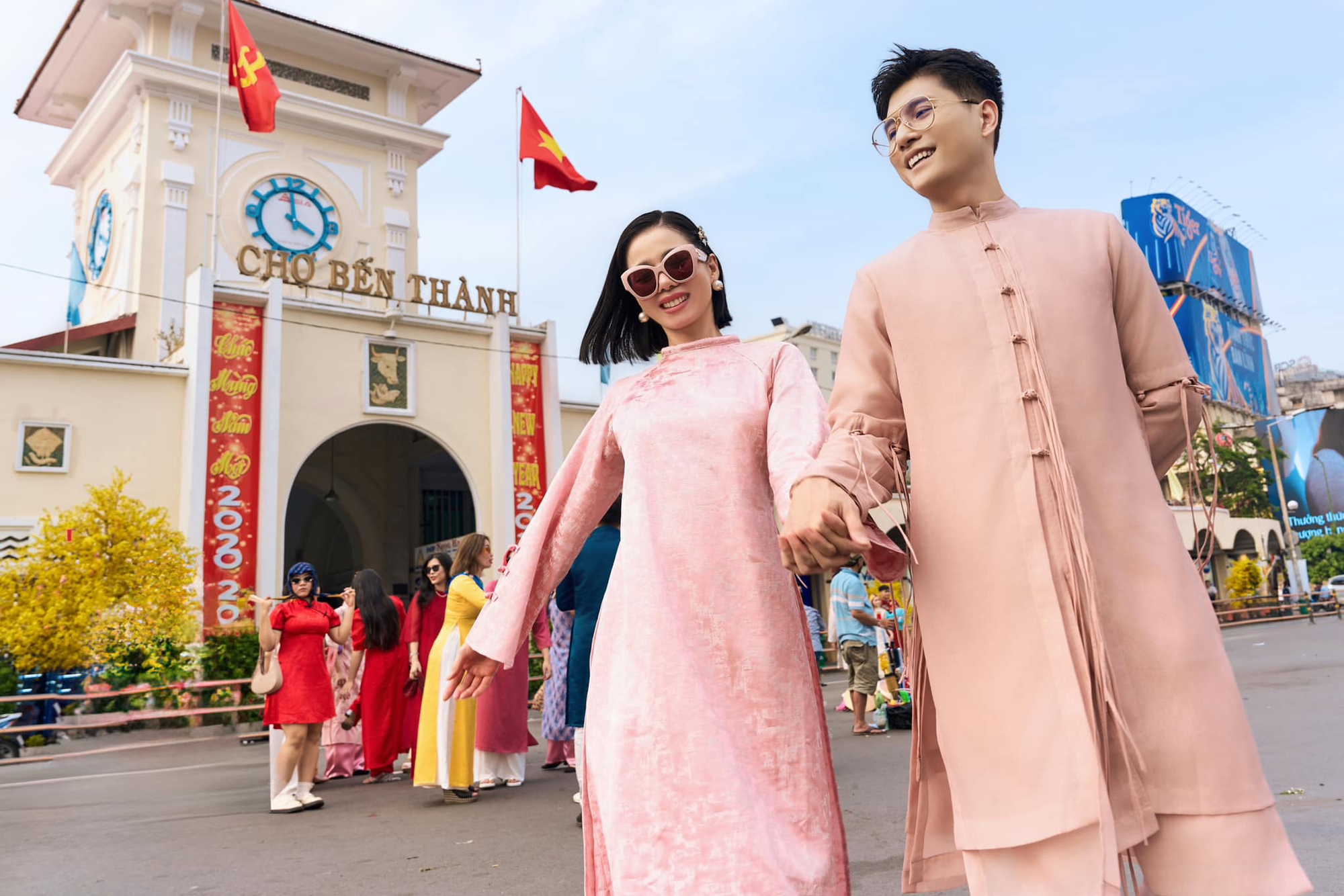 Nam diễn viên Việt quấn quýt bên người phụ nữ hơn 11 tuổi, có 1 con riêng như thuở mới yêu- Ảnh 4. Nam diễn viên Việt quấn quýt bên người phụ nữ hơn 11 tuổi, có 1 con riêng như thuở mới yêu- Ảnh 4.