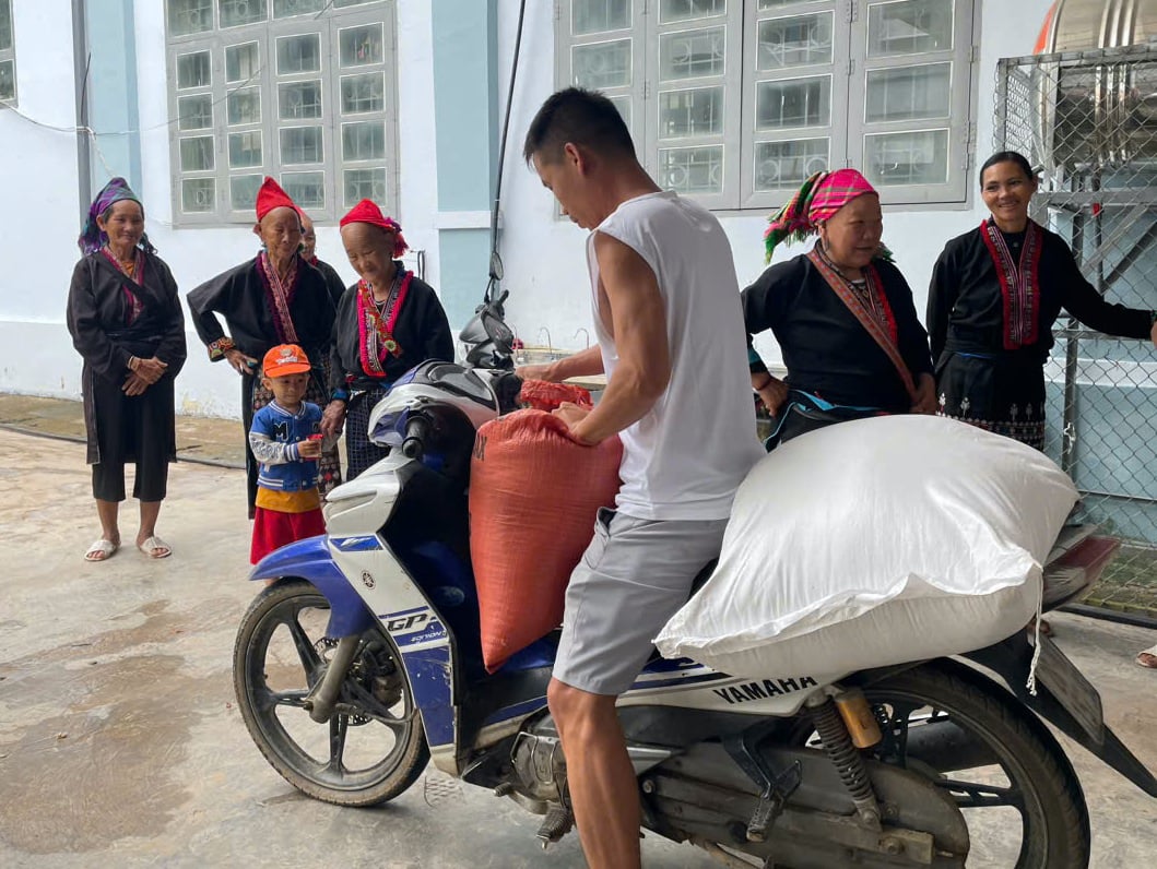 Quà đặc biệt ngày bế giảng, mỗi học sinh được 'thưởng' 60 kg gạo - Ảnh 1. Quà đặc biệt ngày bế giảng, mỗi học sinh được 'thưởng' 60 kg gạo - Ảnh 1.