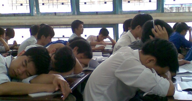 Cô giáo mỉa mai học sinh "đội sổ" trong buổi họp phụ huynh, người mẹ đáp gọn một câu khiến cả phòng chết lặng vì xấu hổ - Ảnh 2. Cô giáo mỉa mai học sinh "đội sổ" trong buổi họp phụ huynh, người mẹ đáp gọn một câu khiến cả phòng chết lặng vì xấu hổ - Ảnh 2.