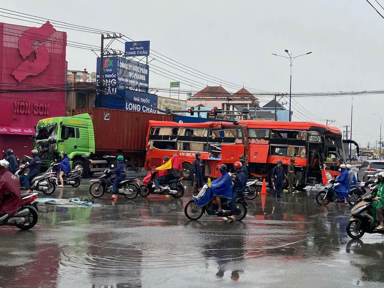 Hiện trường vụ tai nạn giữa xe khách và container khiến 4 người bị thương ở Bình Dương - Ảnh 4. img