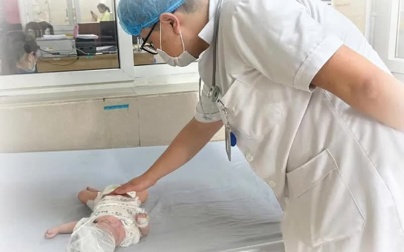 Mổ cấp cứu thành công cho bệnh nhi 40 ngày tuổi bị xuất huyết não - Ảnh 1. Mổ cấp cứu thành công cho bệnh nhi 40 ngày tuổi bị xuất huyết não - Ảnh 1.