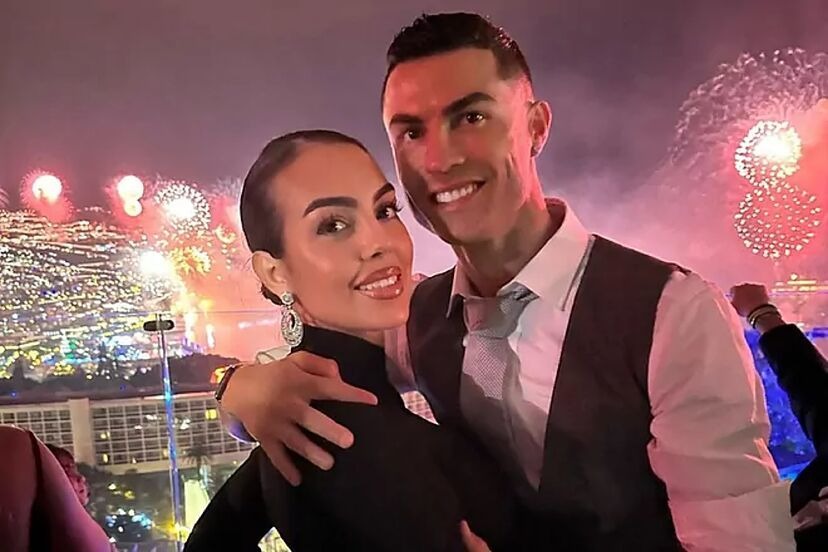 5 nàng WAG kiếm tiền giỏi nhất thế giới: Bạn gái Ronaldo và vợ Messi góp mặt, nhưng đều xếp sau một người - Ảnh 5. 5 nàng WAG kiếm tiền giỏi nhất thế giới: Bạn gái Ronaldo và vợ Messi góp mặt, nhưng đều xếp sau một người - Ảnh 5.