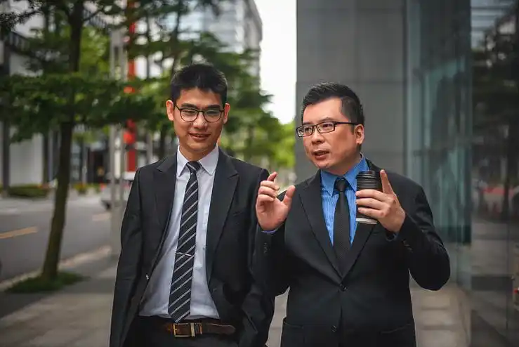 Văn phòng đang yên ắng thì vợ sếp đùng đùng lao vào với xấp giấy sao kê ngân hàng trên tay, chuyện xảy ra sau đó khiến tôi e sợ - Ảnh 1.