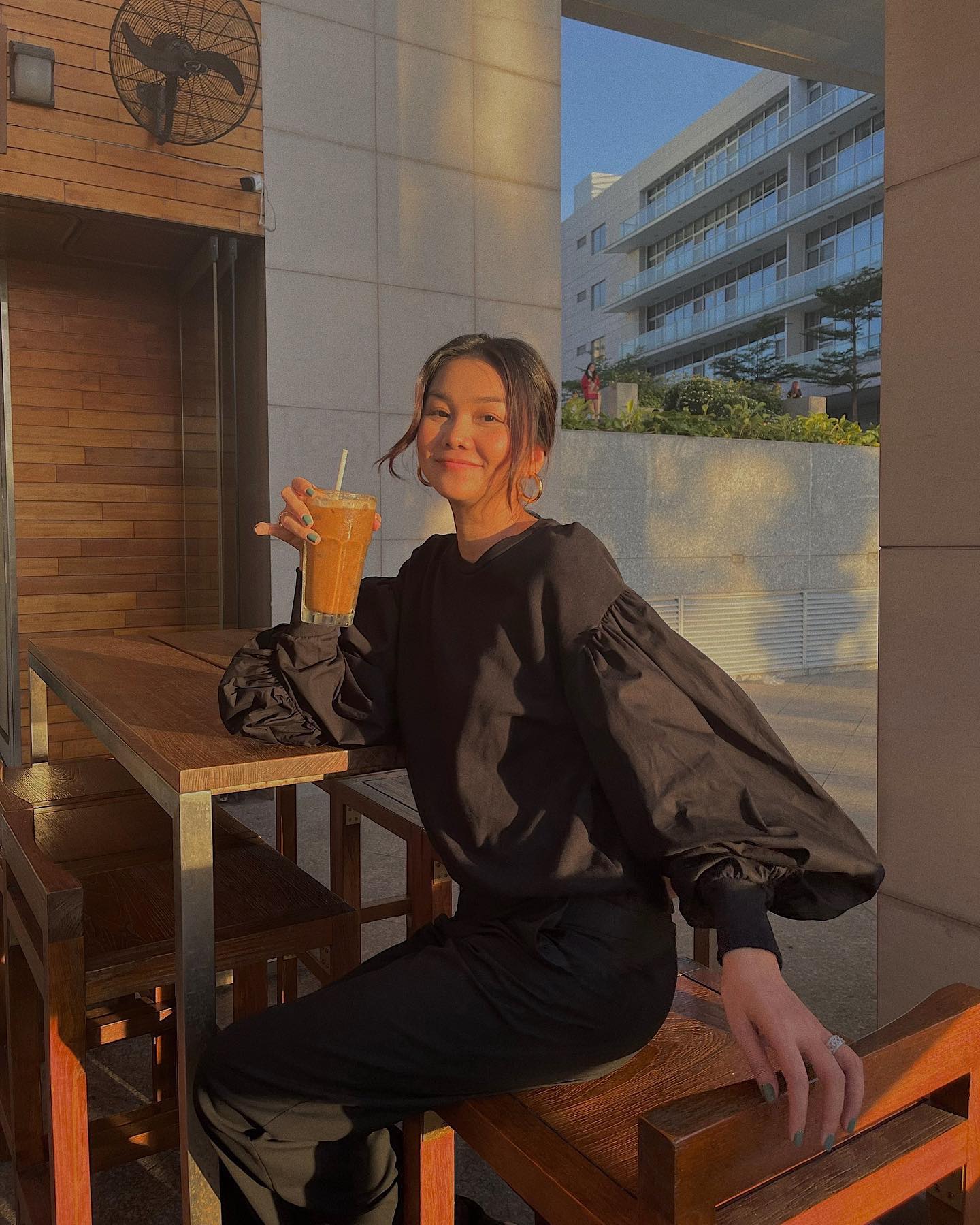 Trang phục màu đen không hề già, phụ nữ trên 40 tuổi mặc theo 10 cách sau đây thì vừa sang vừa hiện đại - Ảnh 8. Trang phục màu đen không hề già, phụ nữ trên 40 tuổi mặc theo 10 cách sau đây thì vừa sang vừa hiện đại - Ảnh 8.