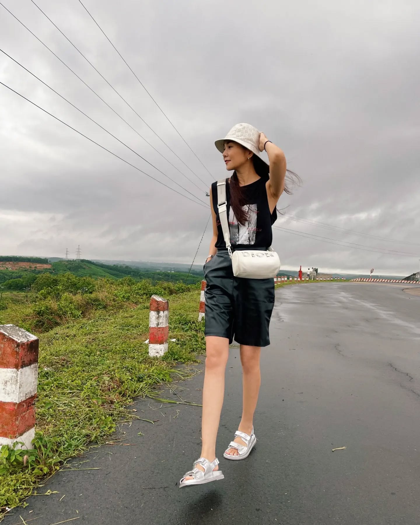 Trang phục màu đen không hề già, phụ nữ trên 40 tuổi mặc theo 10 cách sau đây thì vừa sang vừa hiện đại - Ảnh 6. Trang phục màu đen không hề già, phụ nữ trên 40 tuổi mặc theo 10 cách sau đây thì vừa sang vừa hiện đại - Ảnh 6.