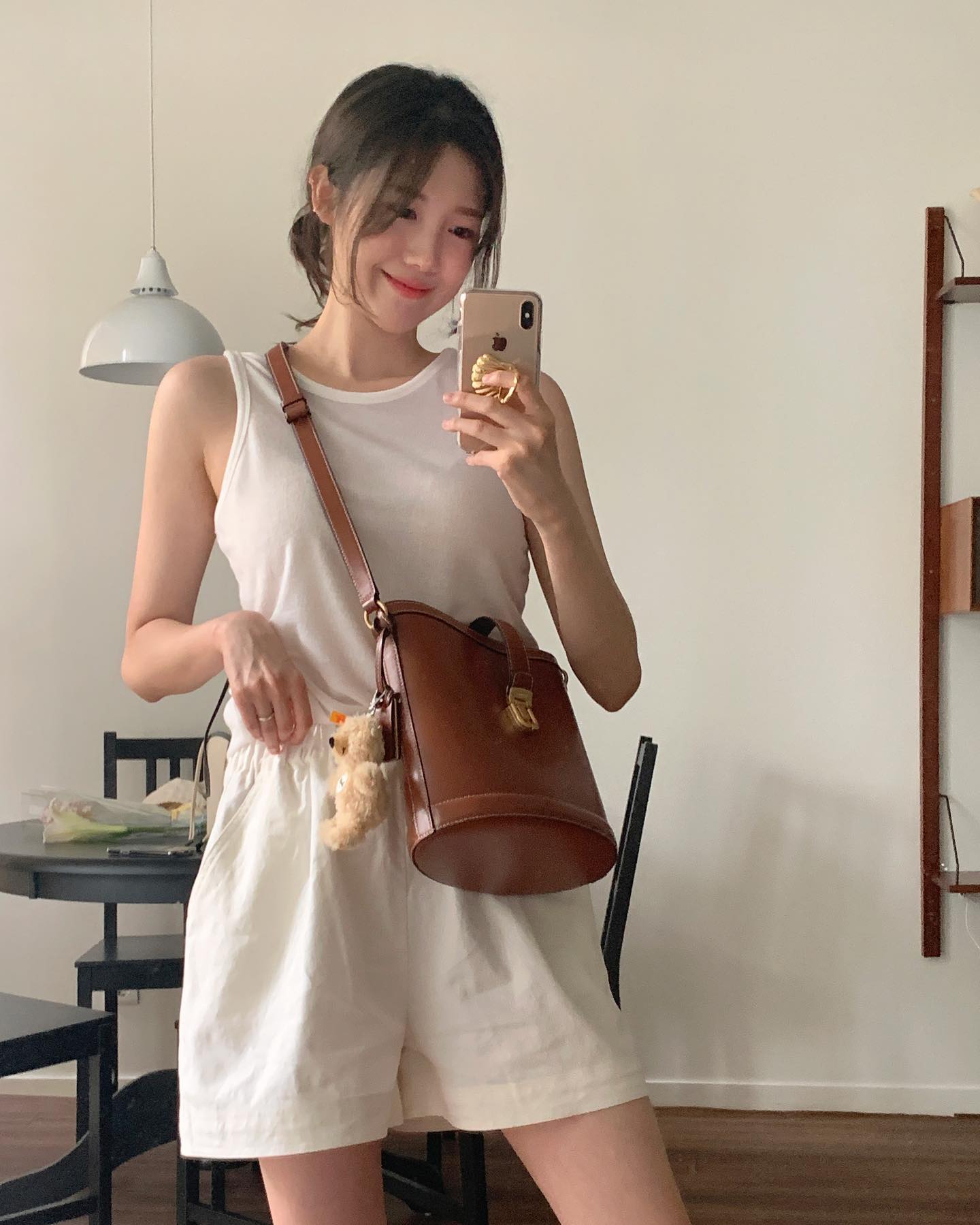 Mặc quần short khéo như thế này, chị em có hình sống ảo cực đẹp - Ảnh 4. Mặc quần short khéo như thế này, chị em có hình sống ảo cực đẹp - Ảnh 4.