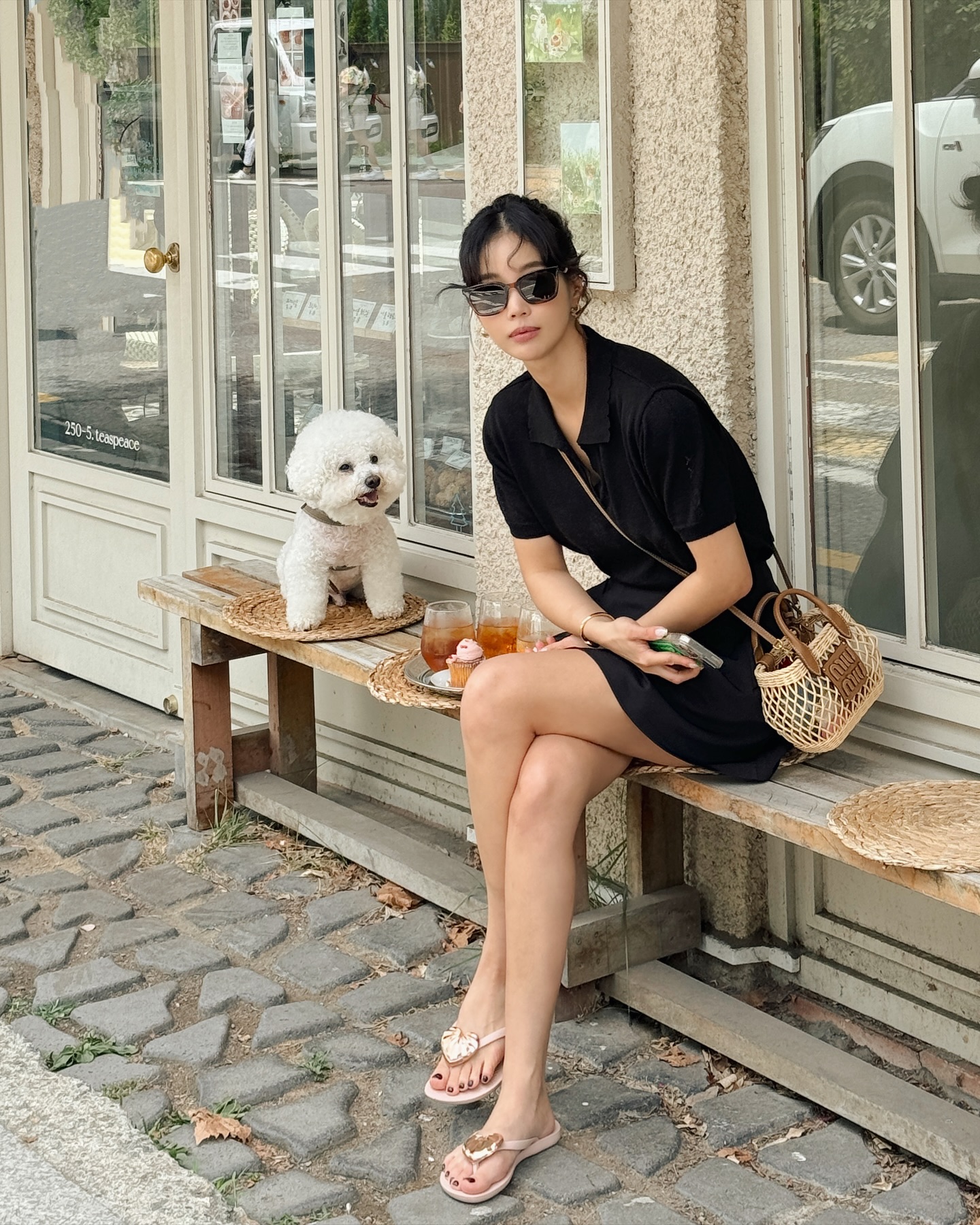 Trang phục màu đen không hề già, phụ nữ trên 40 tuổi mặc theo 10 cách sau đây thì vừa sang vừa hiện đại - Ảnh 1. Trang phục màu đen không hề già, phụ nữ trên 40 tuổi mặc theo 10 cách sau đây thì vừa sang vừa hiện đại - Ảnh 1.