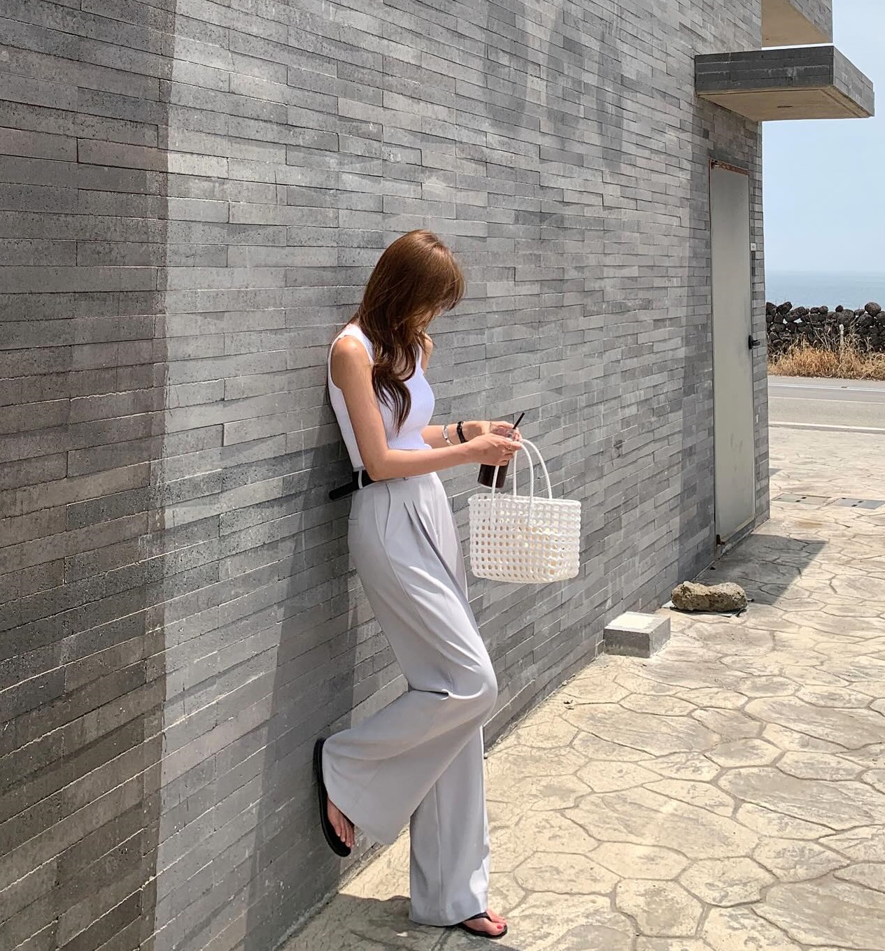 Đừng chỉ mặc quần đen, chị em chăm diện quần sáng màu trong mùa hè sẽ thấy mình trẻ ra ít nhất 5 tuổi - Ảnh 8. Đừng chỉ mặc quần đen, chị em chăm diện quần sáng màu trong mùa hè sẽ thấy mình trẻ ra ít nhất 5 tuổi - Ảnh 8.